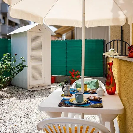 Di Elizabeth Viareggio