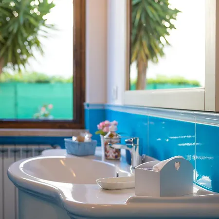 Di Elizabeth Viareggio