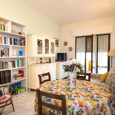 Di Elizabeth Viareggio